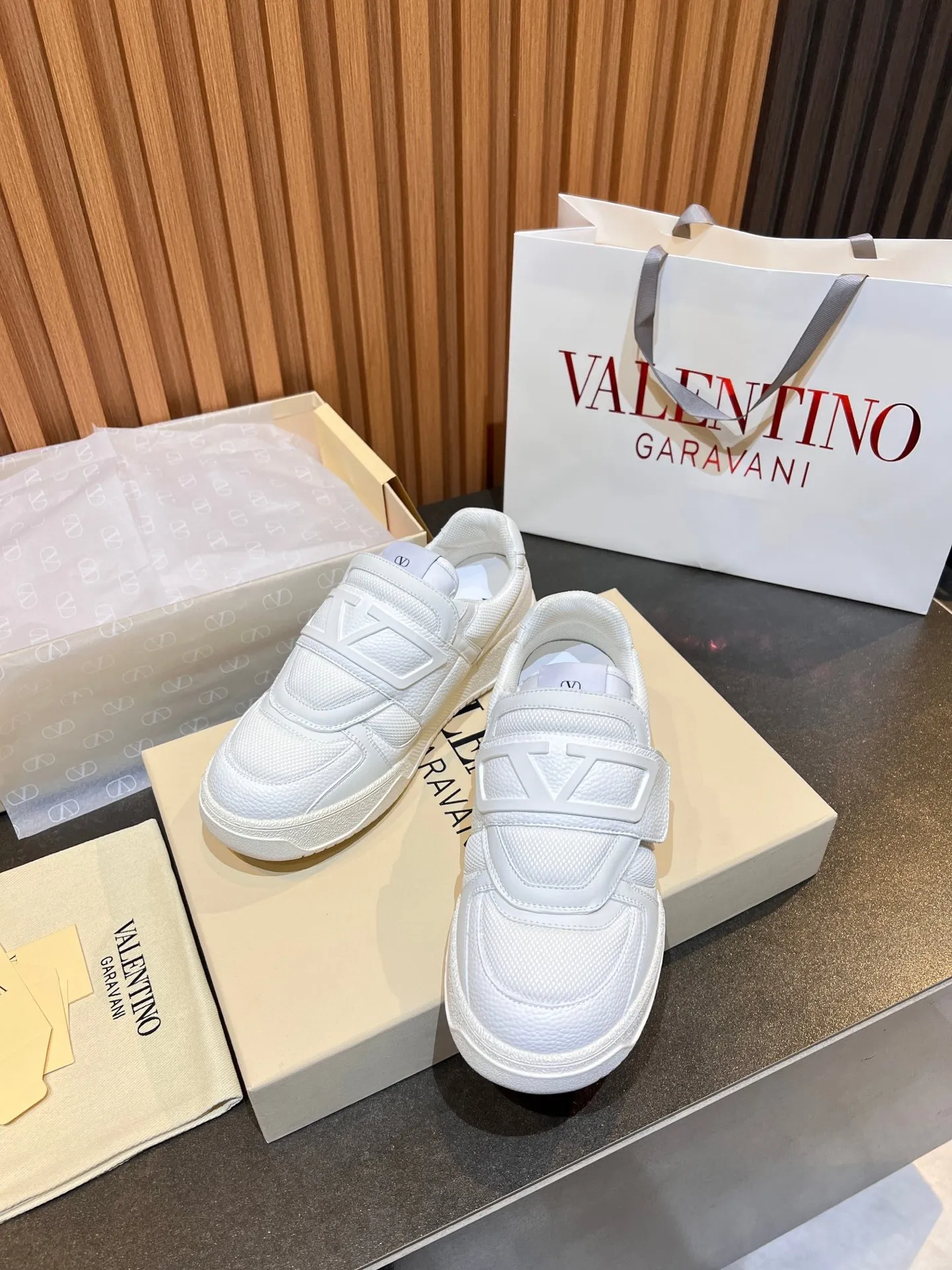 Men's men's shoes 💰760 VLTN Valentin 𝑶𝒏𝒆𝑺𝒕𝒖𝒅 Couple's sneaker series Valentino 2025 new couple's sneakers are on sale. The original ZP purchased and disassembled. Repeated pattern making and modification. The strength must be restored one to one! Top luxury masterpiece Velcro design Soft and comfortable imported calfskin 🧧brings excellent and elegant texture and excellent on-foot comfort Top purchasing version upper: imported calfskin surface/original oil edge craftsmanship Inner: water-dyed cowhide lining Outsole: original development 𝐓𝐏𝐔 two-color combination outsole Packaging: original configuration complete package Code number: 35-46 (45 46 customized)
